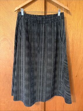 Athleta Black and White A-Line travel skirt - Size 8